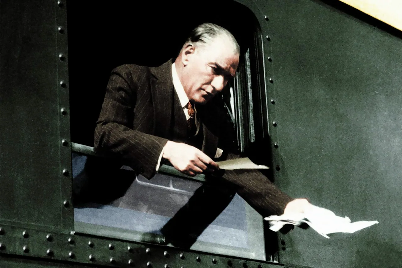 Atatürk Trende kanvas tablo