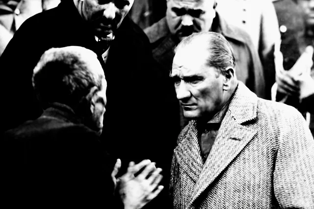 Atatürk Vatandaşı Dinlerken