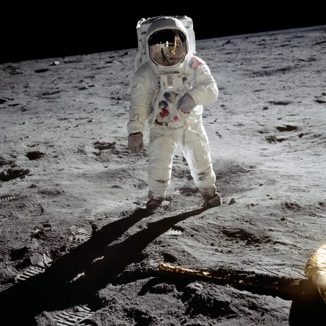 Ay'da Buzz Aldrin