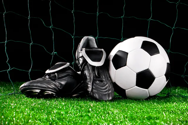 Futbol Topu ve Kramponlar