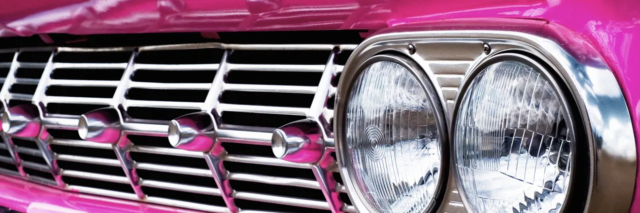 Pembe Chevrolet Impala kanvas tablo