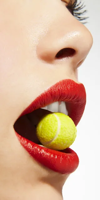 Tenis Topu ve Kırmızı Dudak
