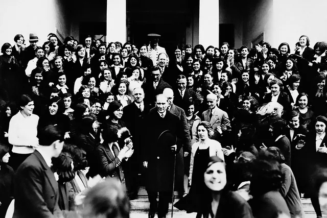Atatürk İzmir Kız Lisesi'nden Ayrılırken 1 Şubat 1931