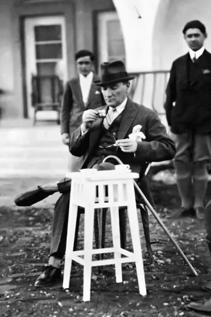 Atatürk Türk Kahvesi İçerken
