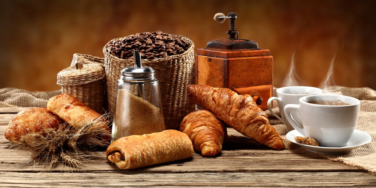 Kruvasan ve Kahve kanvas tablo